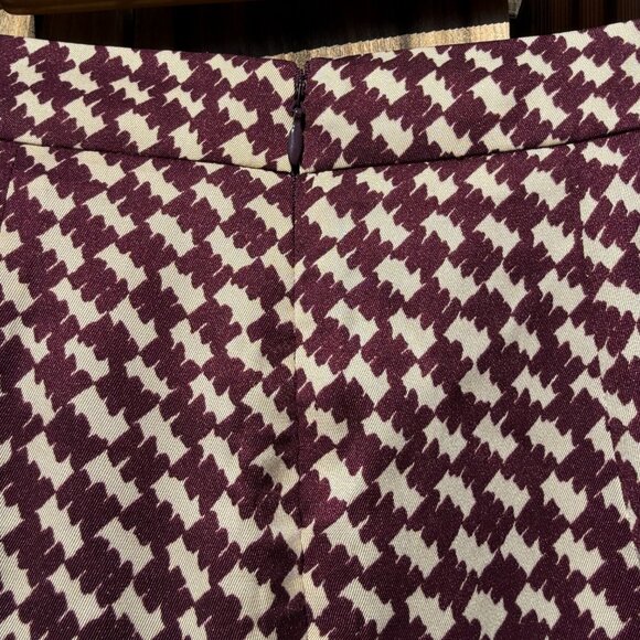 Price FIRM Ann Taylor Houndstooth Print Slit Drape Silky Pencil Skirt Size 2 Md - Picture 7 of 10